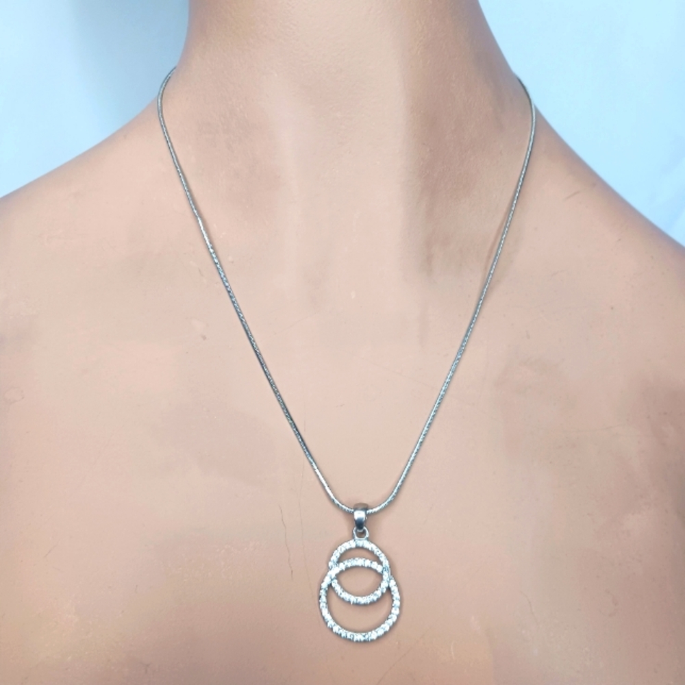 Double Circle Rhinestone Pendant Necklace.